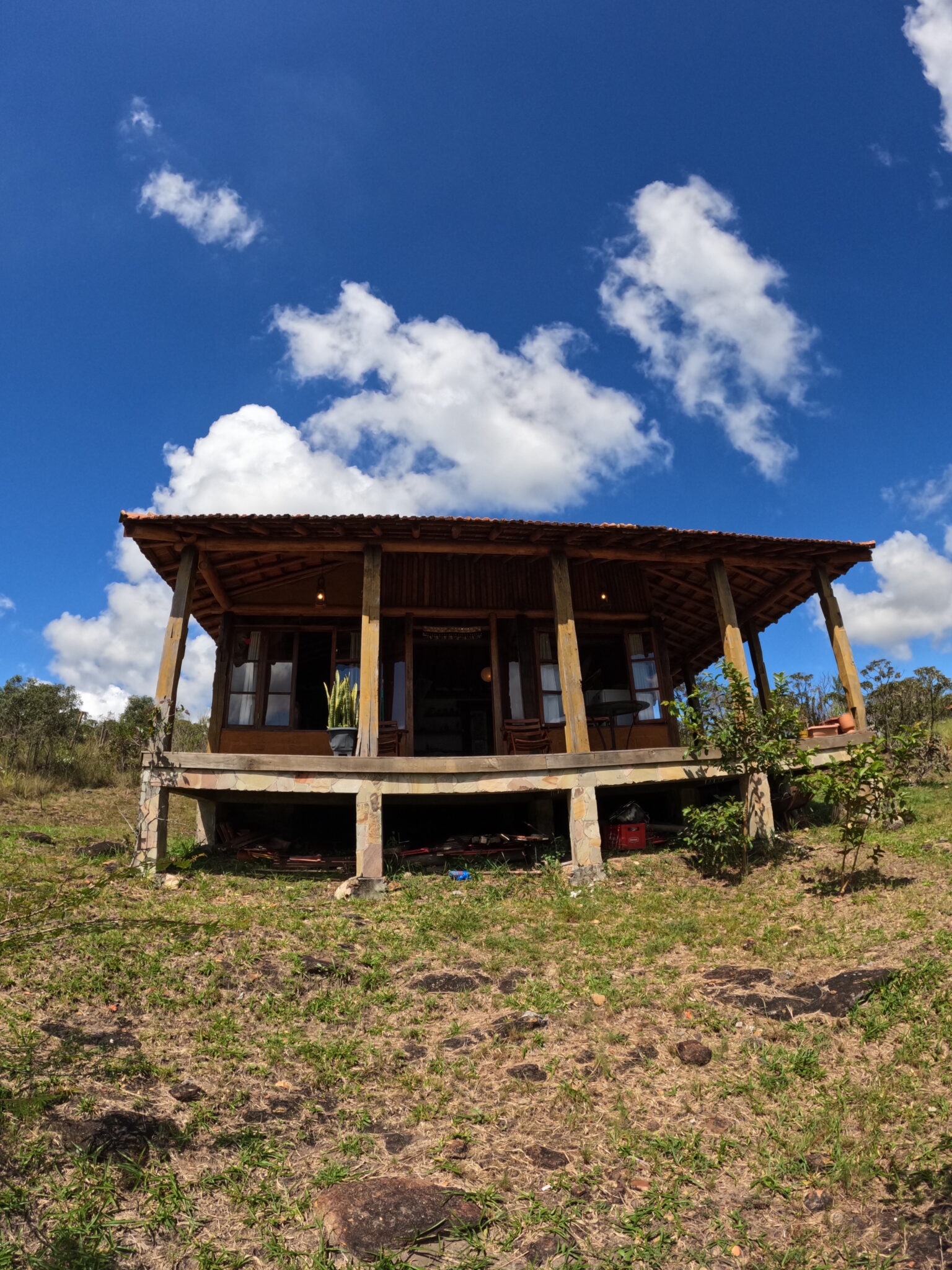 Chalé com banheira, Wi-fi, Lareira e cozinha completa na Serra de Carrancas